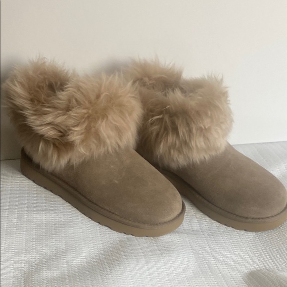 UGG Women's Slippers with Fluffy Beige Fur